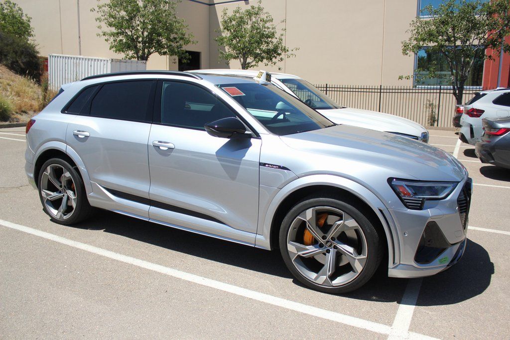 Thumbnail: 2023 Audi e-tron S - 3