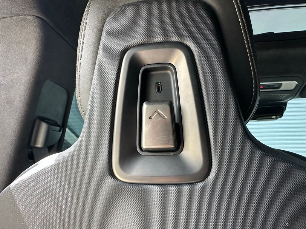 Thumbnail: 2025 Rivian R1S - 31