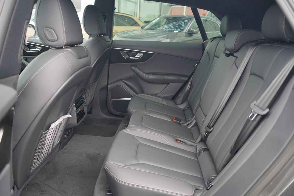 Thumbnail: 2025 Audi Q8 - 7