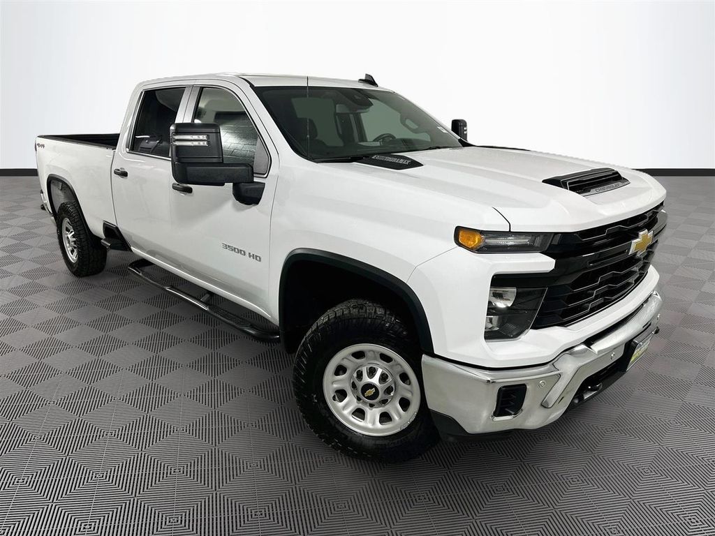 Summit White 2025 Chevrolet Silverado 3500HD Pickup Truck Four-Wheel Drive Automatic