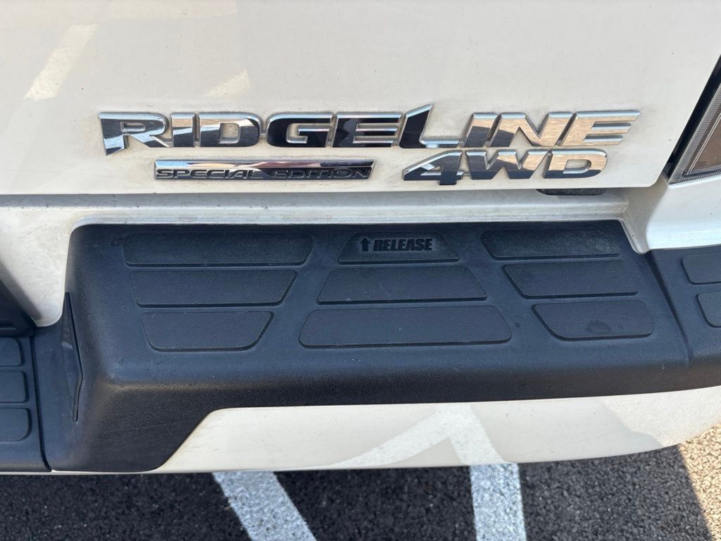 Used 2014 White Honda SE image 6