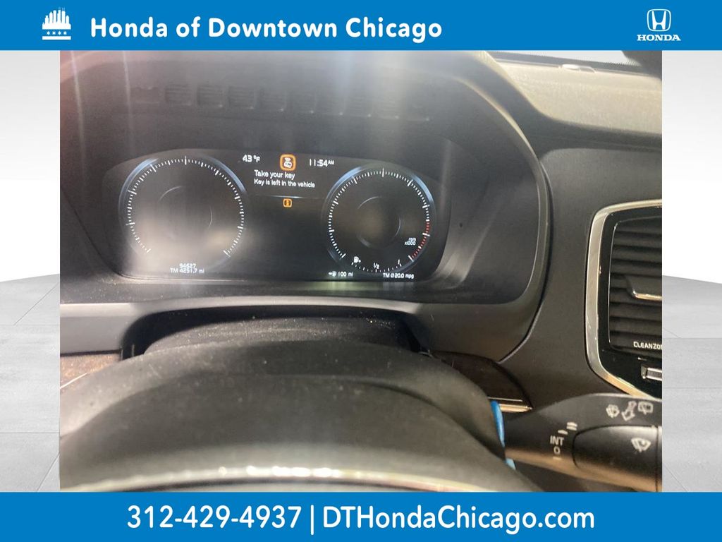 2016 Volvo XC90 T6 Momentum