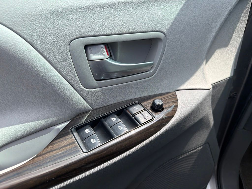 Thumbnail: 2017 Toyota Sienna - 28