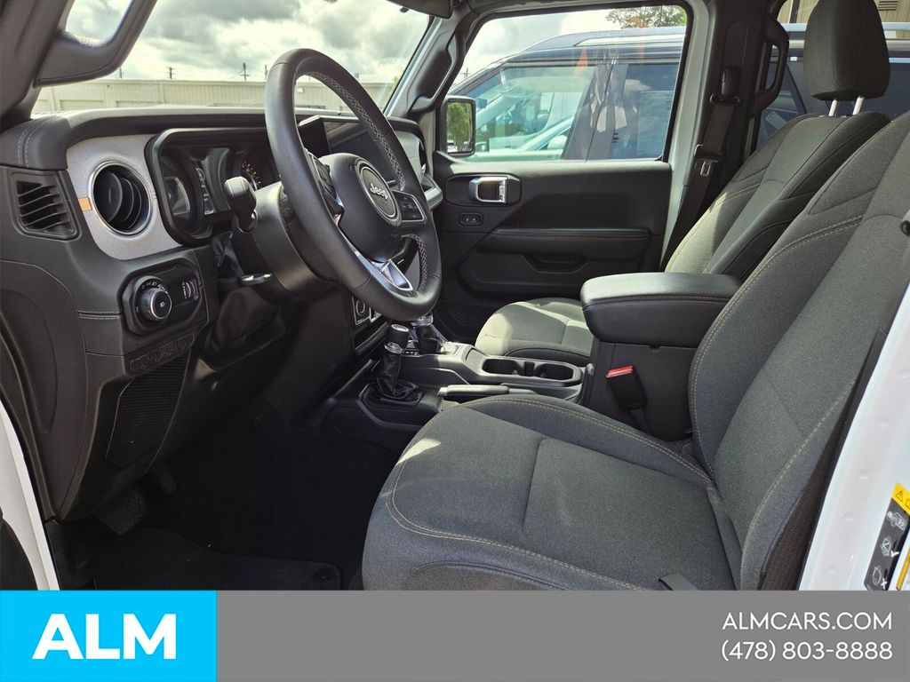 Used 2025 White Jeep Sahara image 5