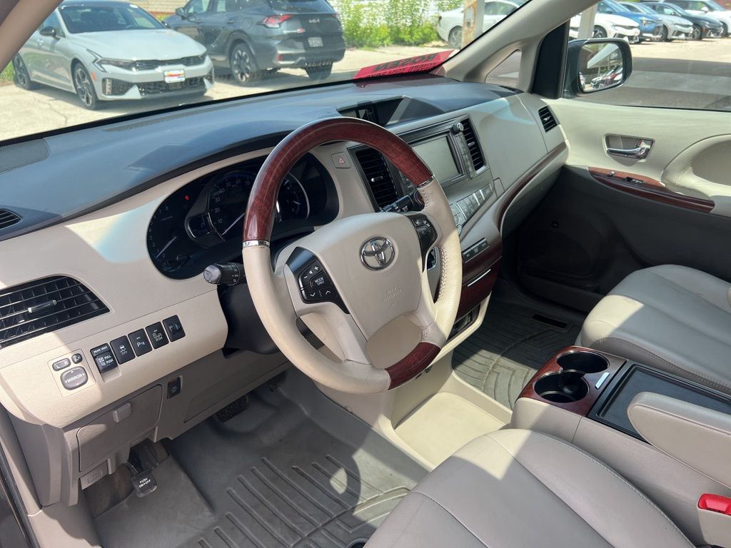 2014 Toyota Sienna XLE 7-Passenger Auto Access Se photo