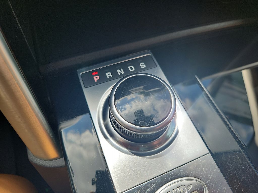 Thumbnail: 2020 Land Rover Discovery - 15