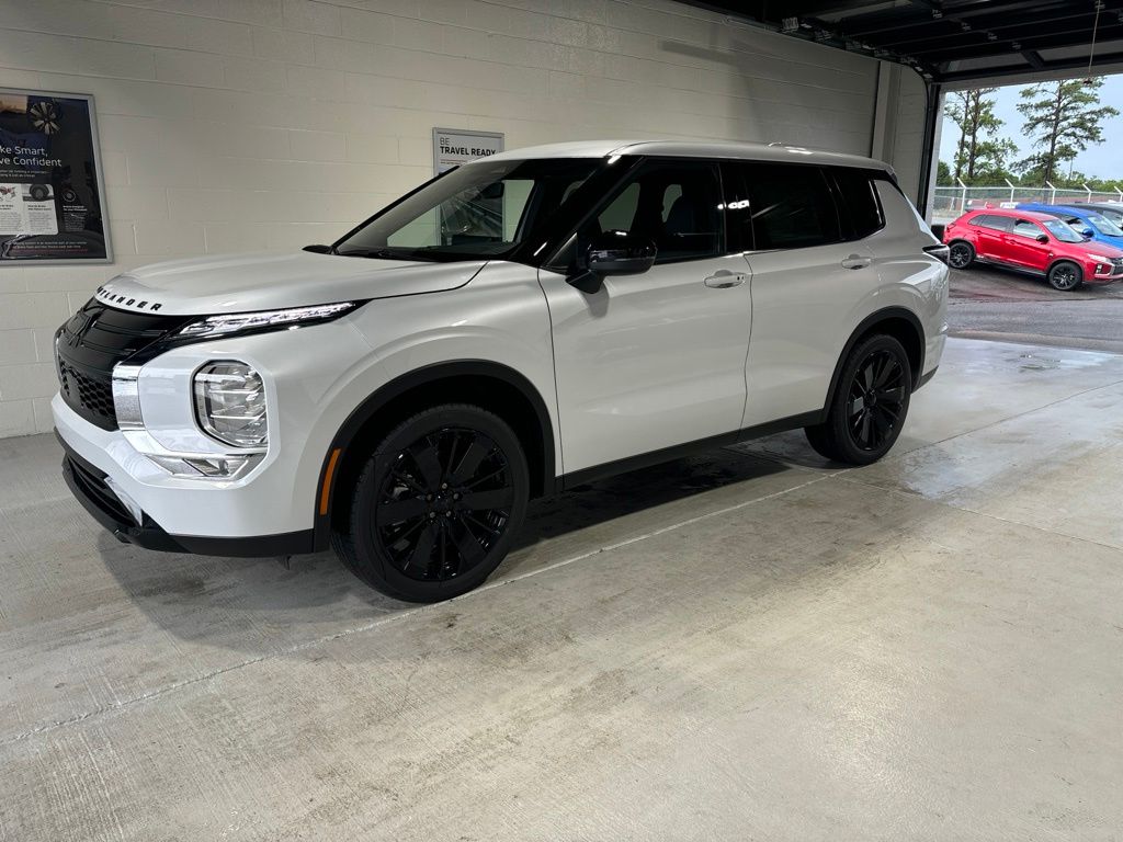 White 2026 Mitsubishi Outlander SUV / Crossover Front-Wheel Drive Continuously Variable Transmission