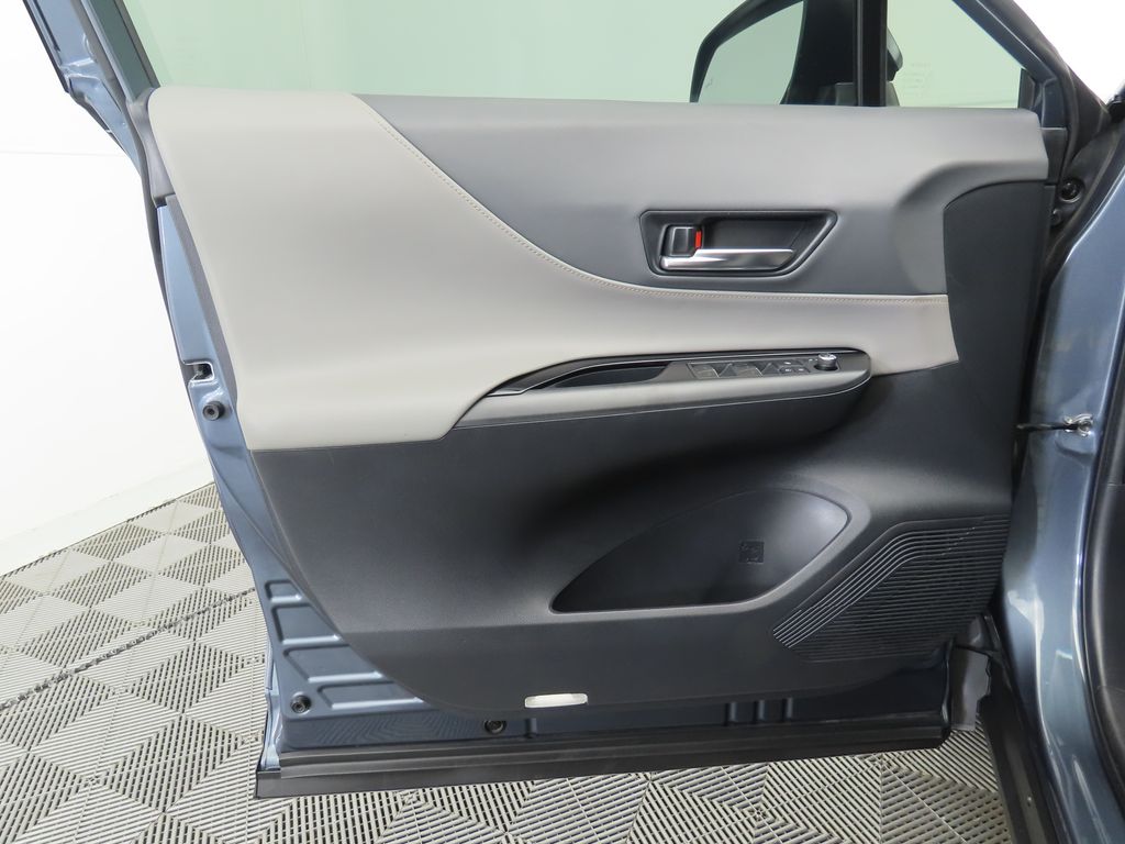 2021 Toyota Venza LE 24