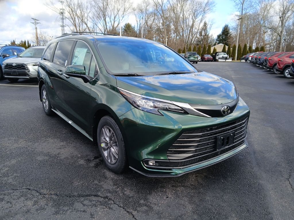 2026 Toyota Sienna XLE's photo