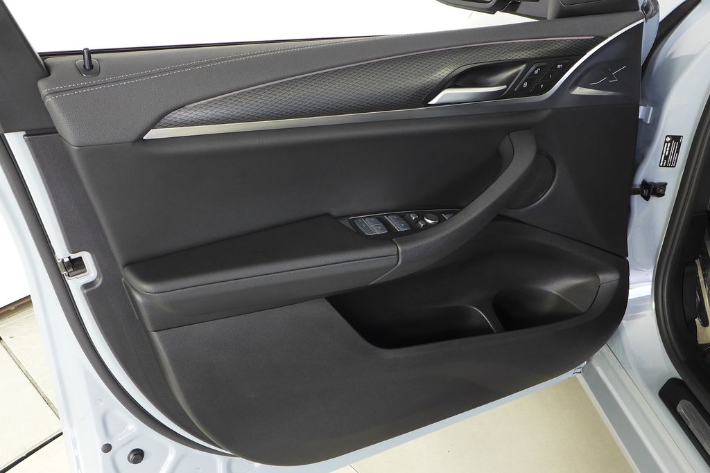 Thumbnail: 2023 BMW X4 - 11