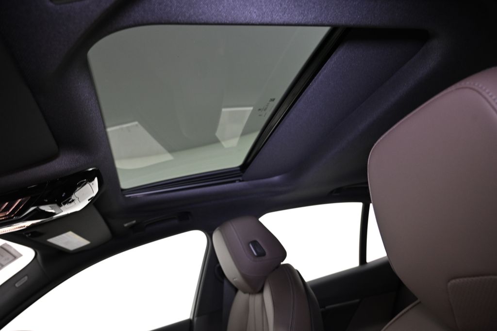 Thumbnail: 2025 BMW 5 Series - 20