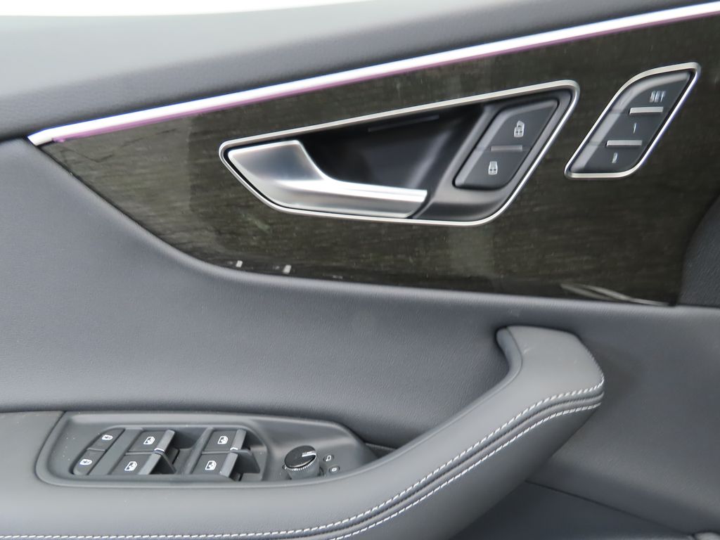 Thumbnail: 2025 Audi Q8 - 25