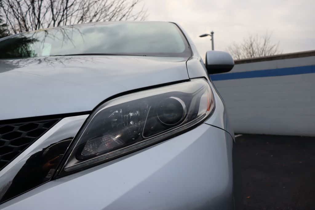 2017 Toyota Sienna SE 9