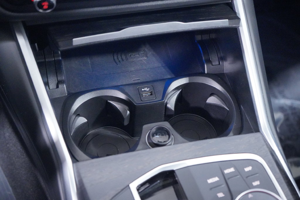Thumbnail: 2023 BMW i4 - 17
