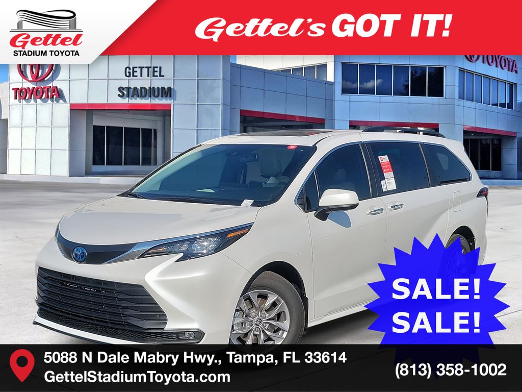 2025 Toyota Sienna XLE's photo