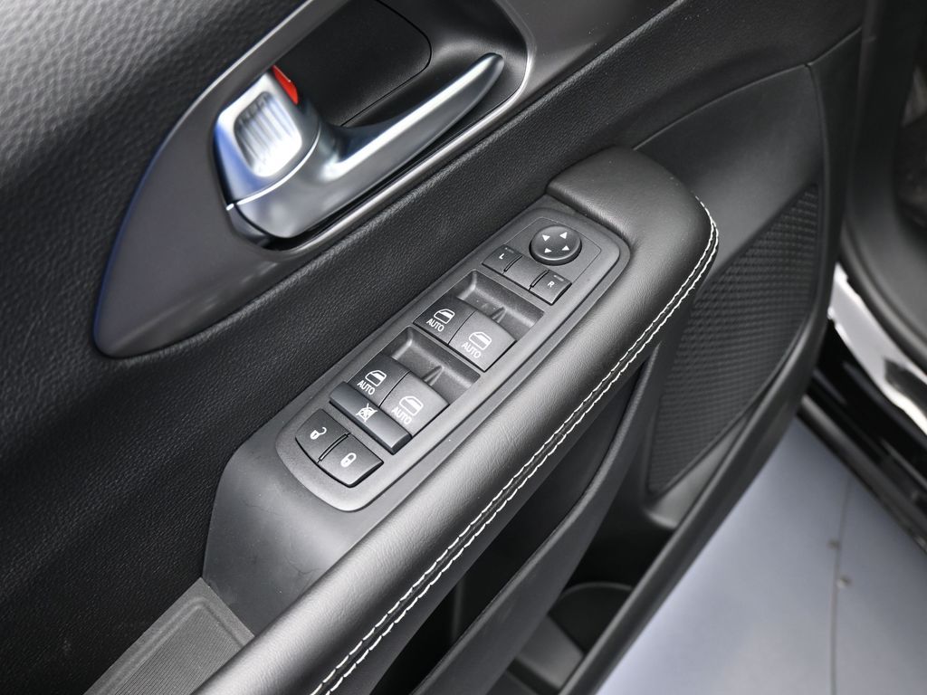 New 2026 Diamond Black Crystal Pearlcoat Chrysler Select image 13