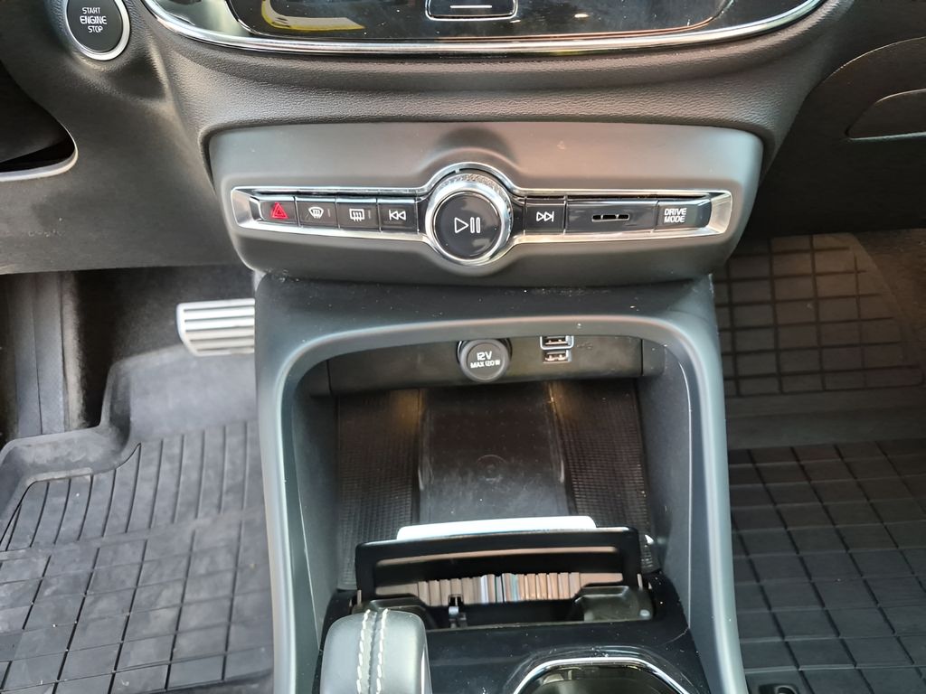 Used Car 2022 Volvo Xc40  R-design For Sale Under $25,000 In Austin, Texas