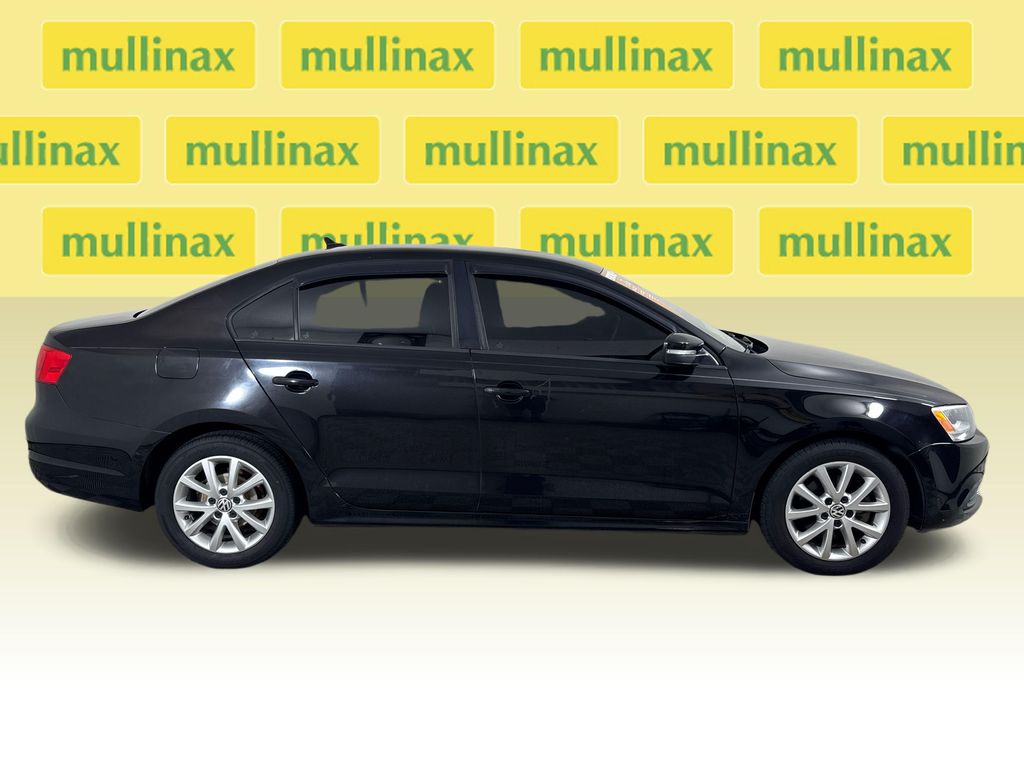 Used 2012  Volkswagen 2.5L SE image 2