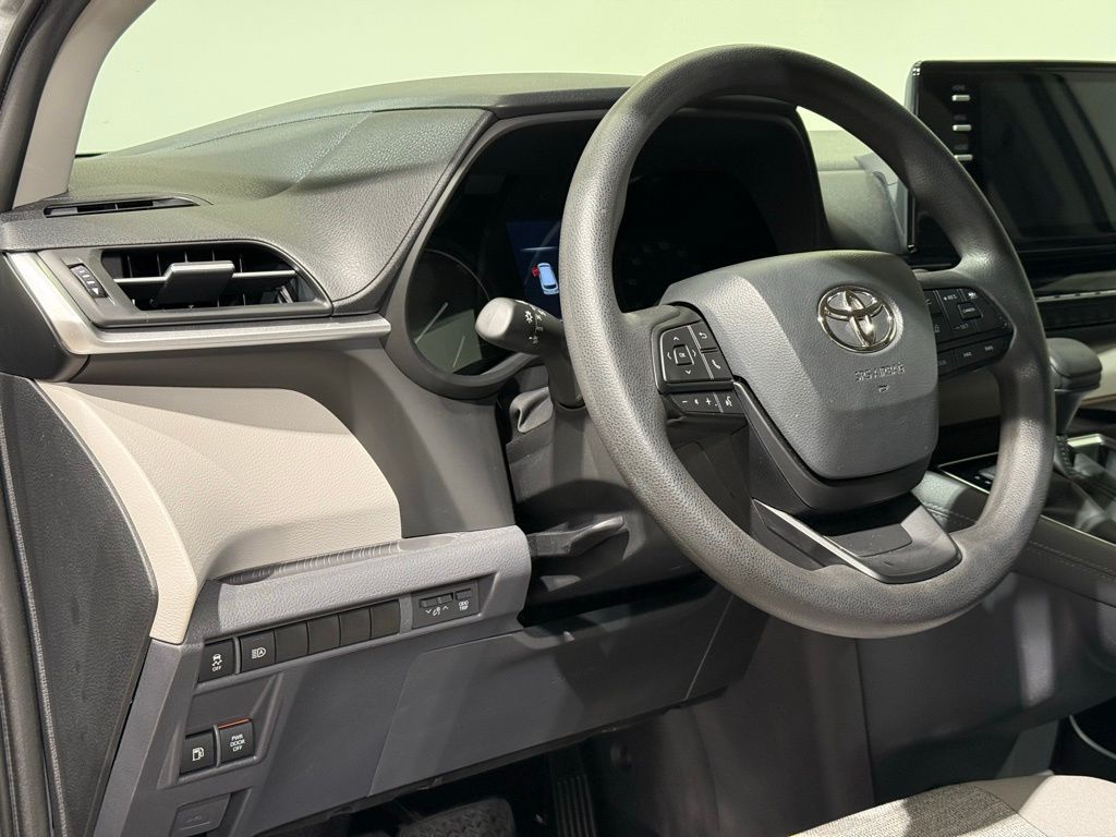 Thumbnail: 2022 Toyota Sienna - 17