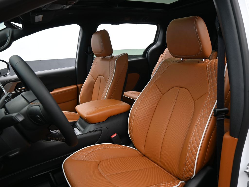 New 2026 Bright White Clearcoat Chrysler Pinnacle image 10