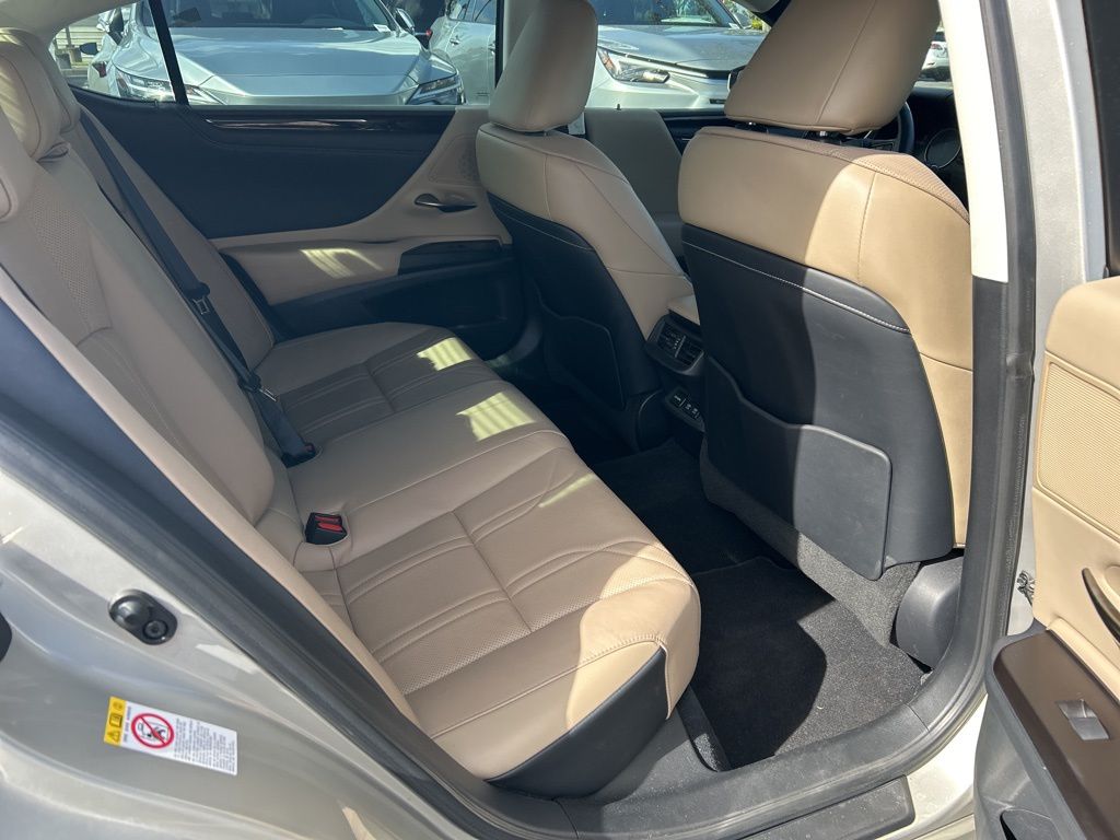 Thumbnail: 2019 Lexus ES - 8