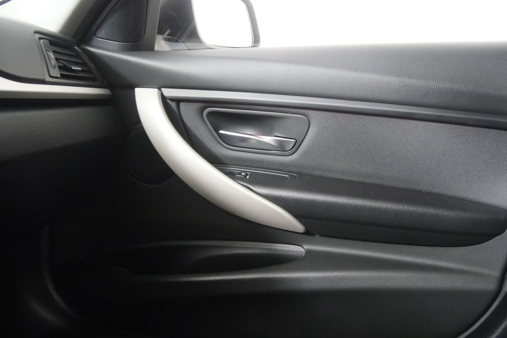 Thumbnail: 2018 BMW 3 Series - 26