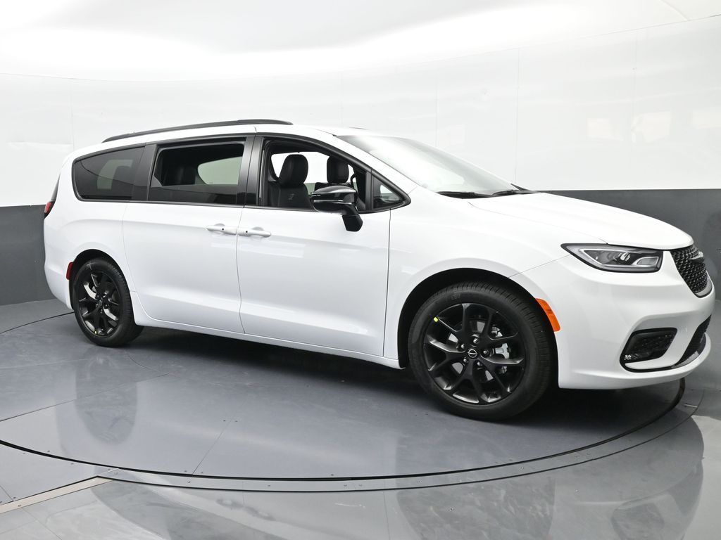 New 2026 Bright White Clearcoat Chrysler Select image 8