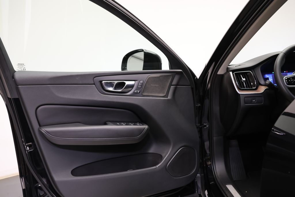 Thumbnail: 2023 Volvo XC60 - 26
