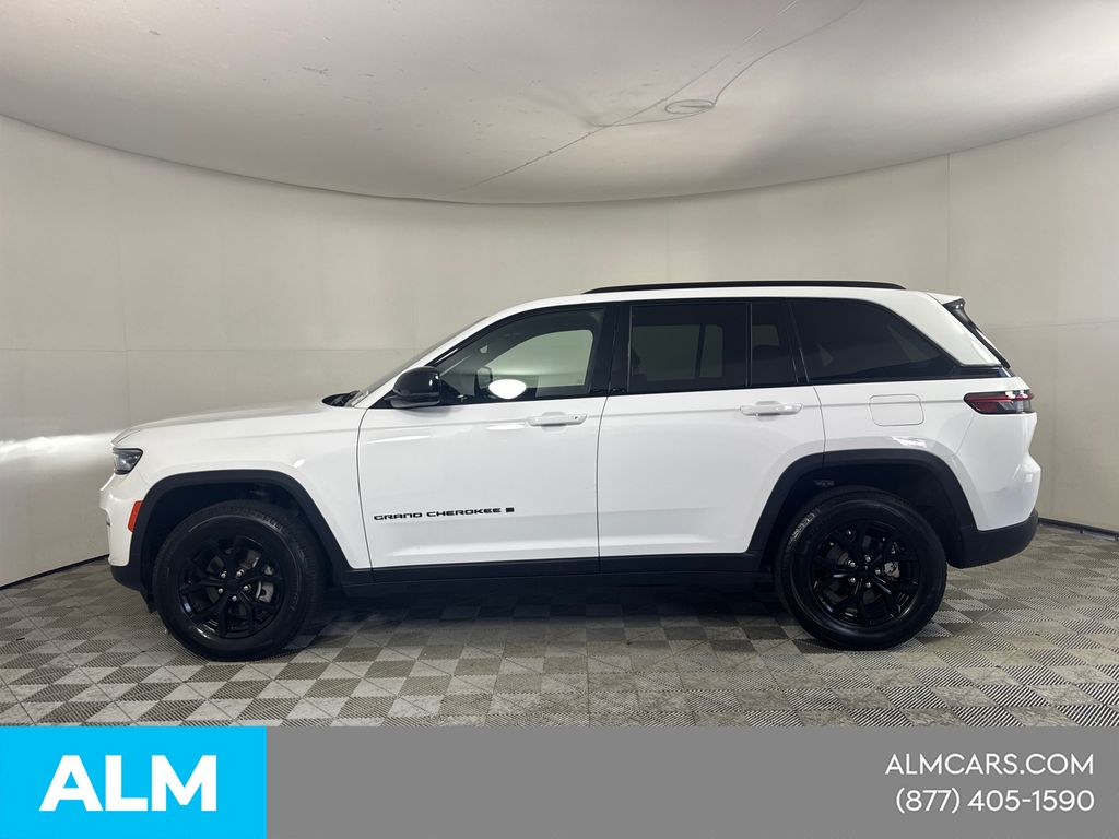 Used 2025 White Jeep Altitude image 10