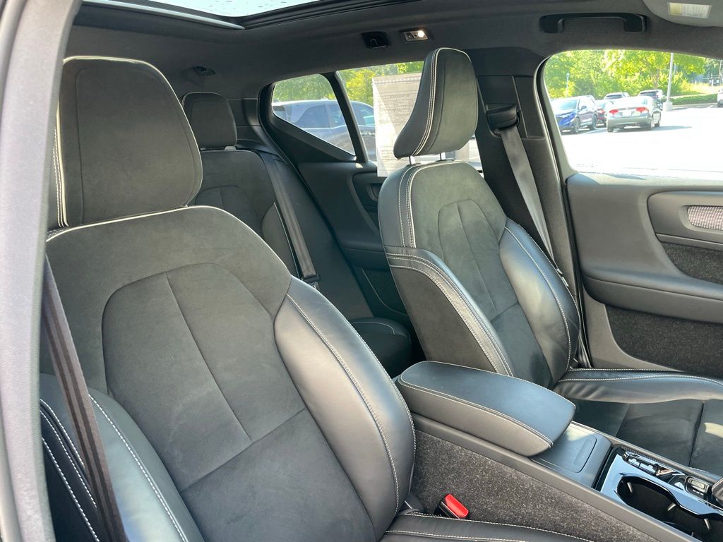 Thumbnail: 2021 Volvo XC40 - 31