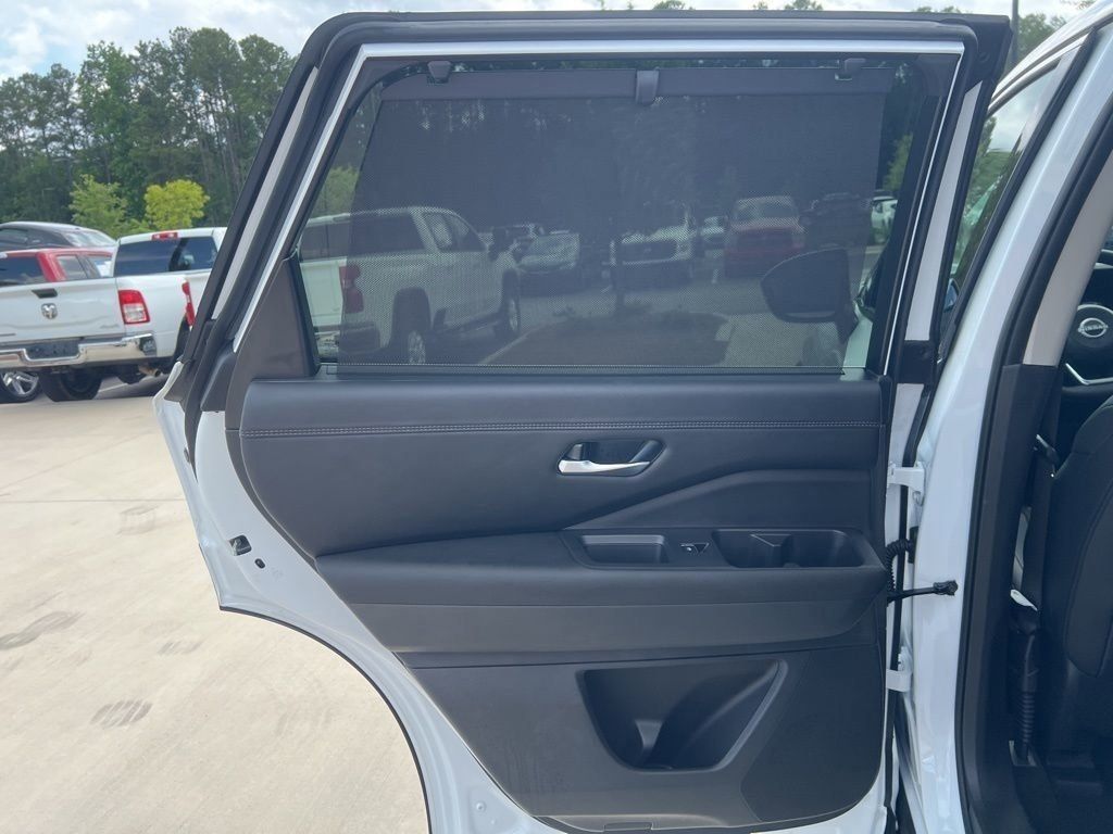 2025 Everest White Pearl Tricoat/Super Black Nissan Pathfinder Platinum FWD SUV