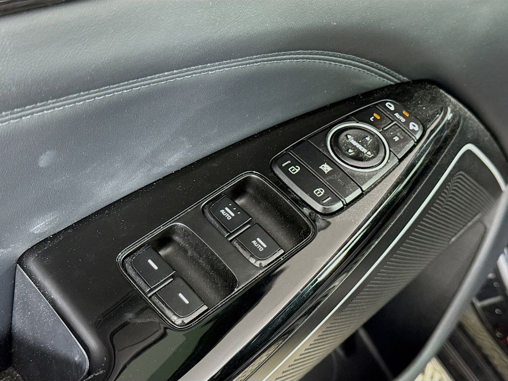 Thumbnail: 2018 Kia Cadenza - 18