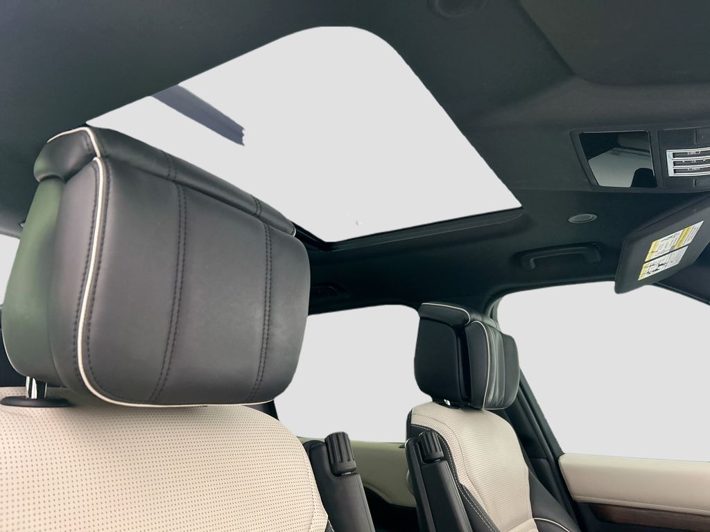 Thumbnail: 2022 Land Rover Discovery - 17