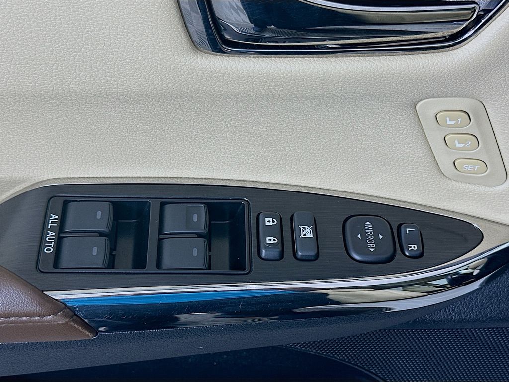 2017 Toyota Avalon XLE 17