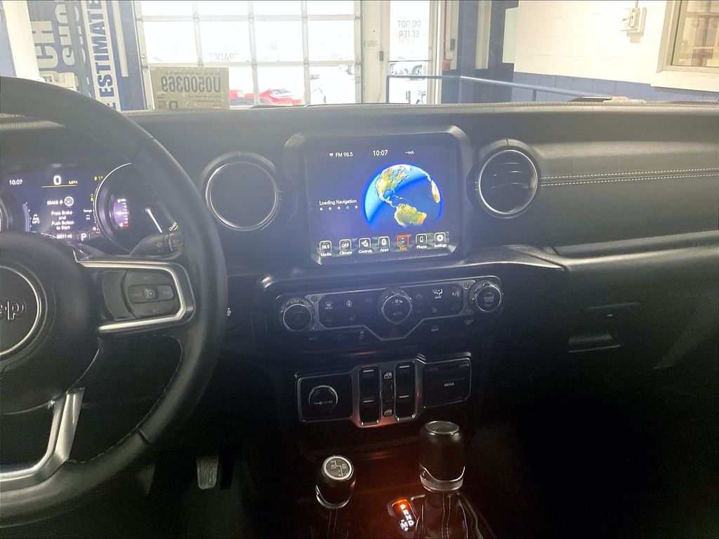 2023 Jeep Wrangler — photo 18