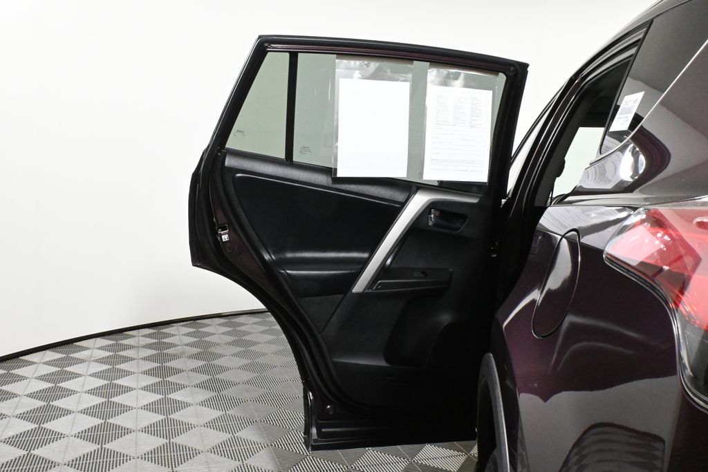 2018 Toyota RAV4 XLE 32