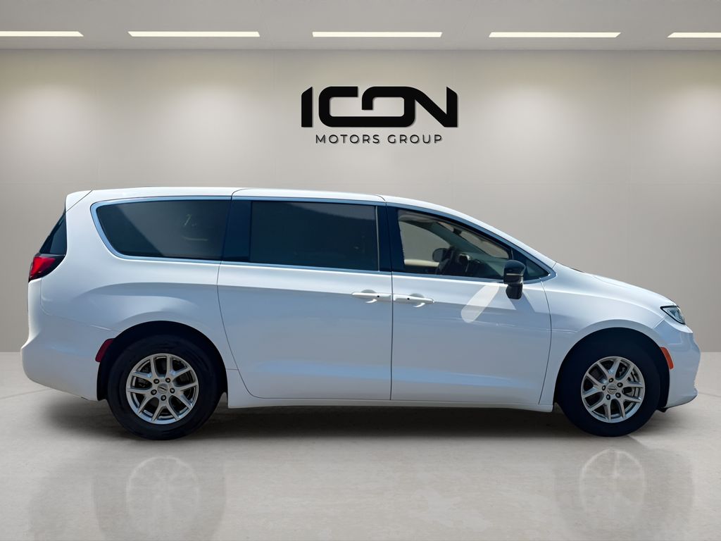 Used 2024 Chrysler Pacifica Van