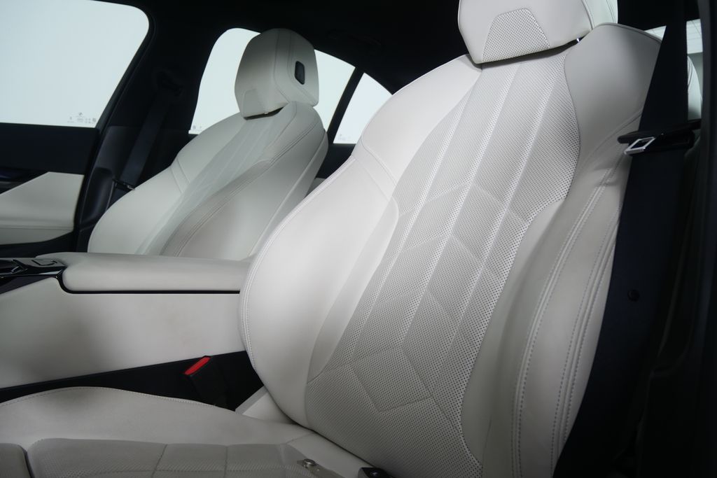 Thumbnail: 2025 BMW 5 Series - 10