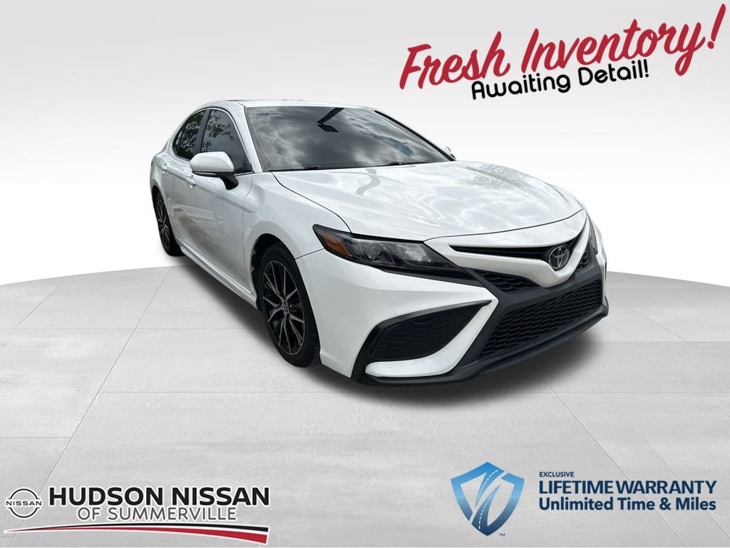 2022 Wind Chill Pearl Toyota Camry SE FWD Sedan