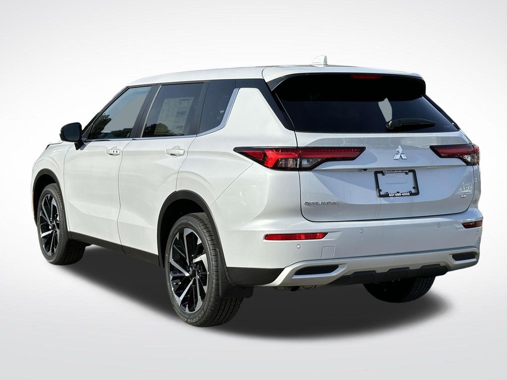 2024 Mitsubishi Outlander SE 3