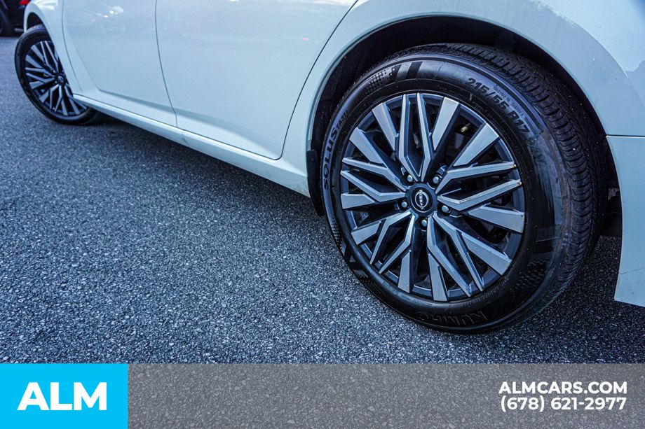Used 2025 White Nissan 2.5 SV image 16