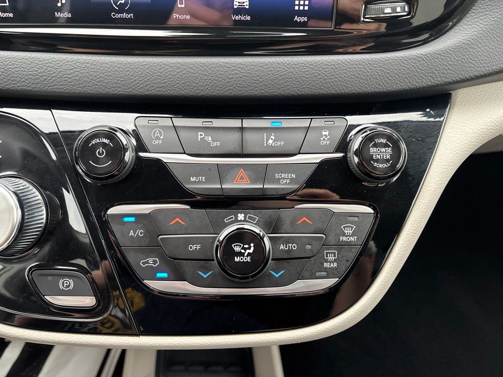 Used 2023 Chrysler Pacifica Van