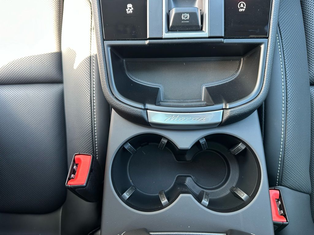 Thumbnail: 2026 Porsche Macan - 27