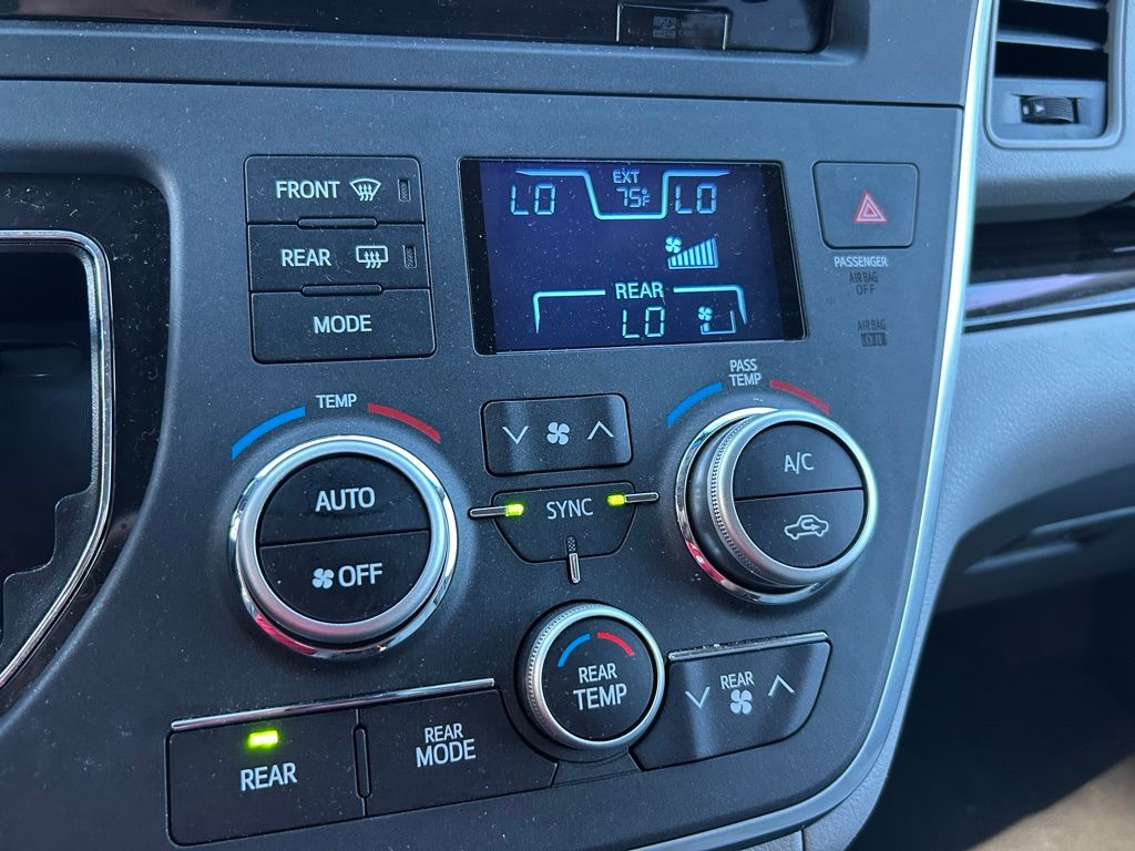 Thumbnail: 2017 Toyota Sienna - 27