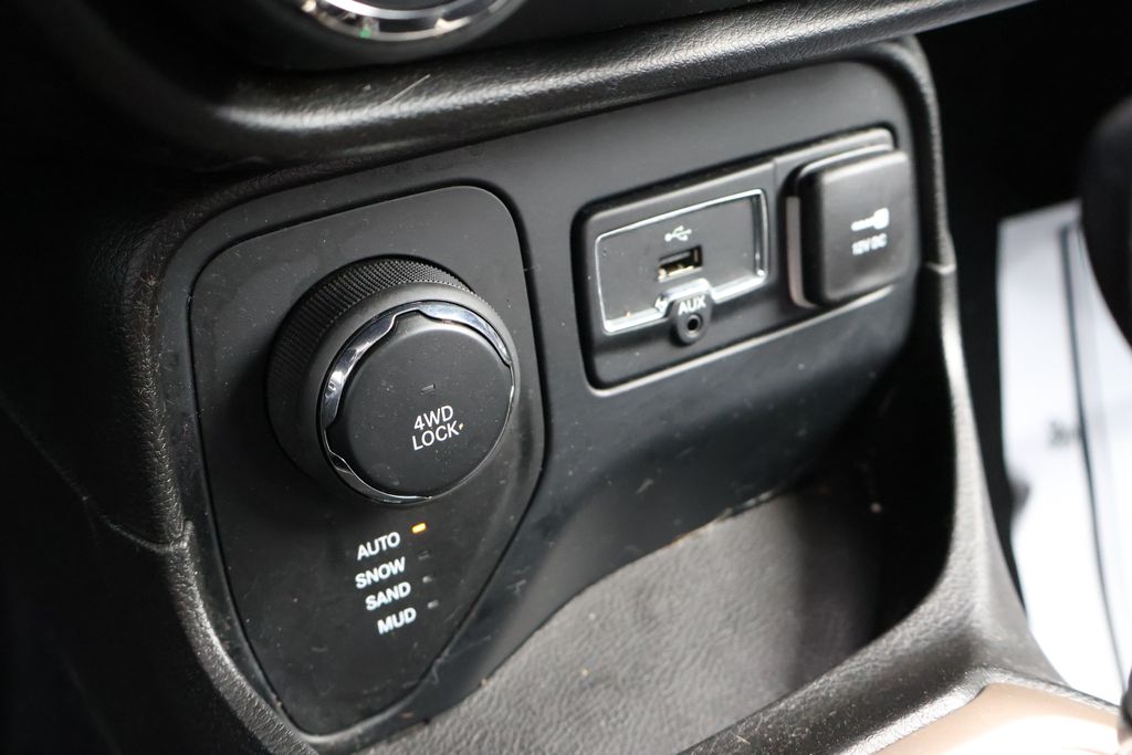 Thumbnail: 2016 Jeep Renegade - 27