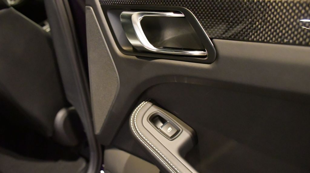 Thumbnail: 2026 Porsche Macan - 30