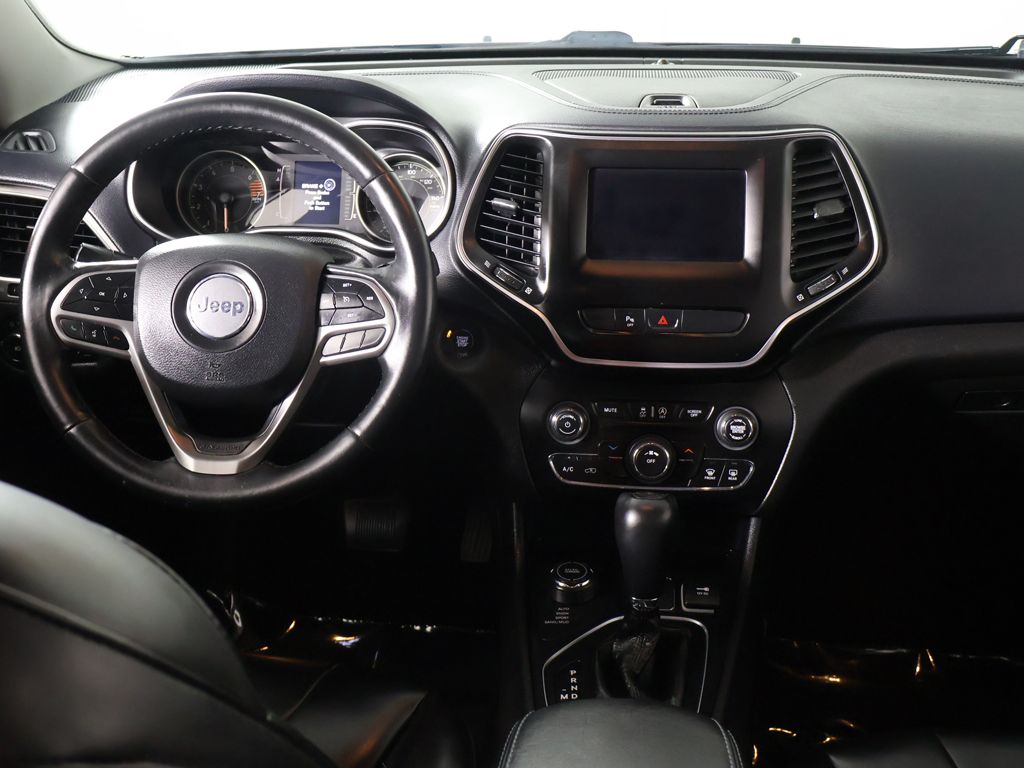 Used 2019 Gray Jeep Latitude Plus image 28