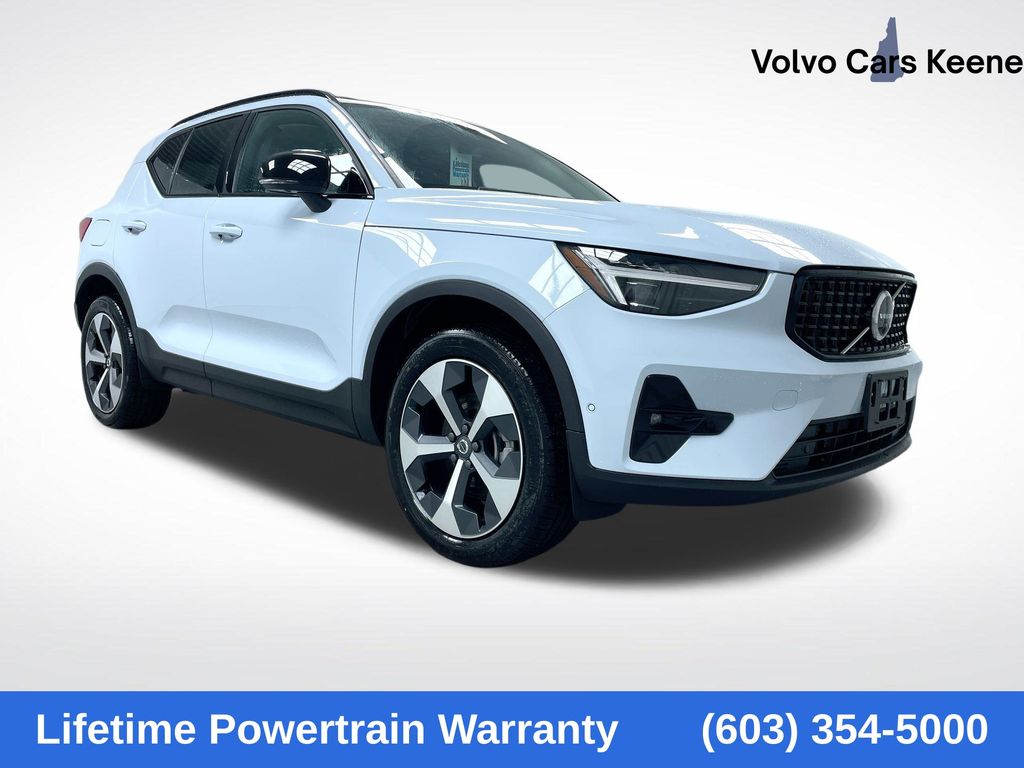 White (Cloud) 2026 Volvo XC40 SUV / Crossover All-Wheel Drive Automatic