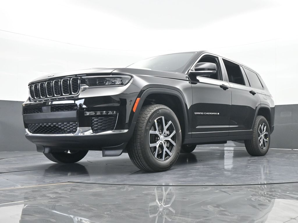 Used 2025 Diamond Black Crystal Pearlcoat Jeep Limited image 51
