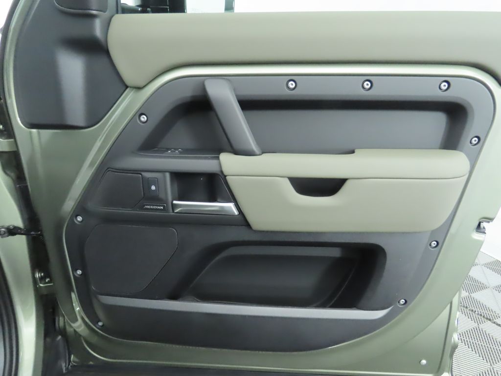 2025 Land Rover Defender 110 27